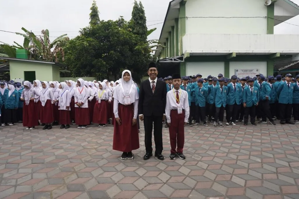 Langkah Awal di Madrasah, Murid Baru MTsN 4 Sleman Ikuti Upacara Pembukaan MATSAMA