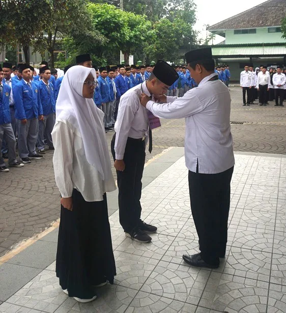 MATSAMA 2025 Resmi Dibuka, Kepala MAN 3 Sleman Sematkan Tanda Peserta