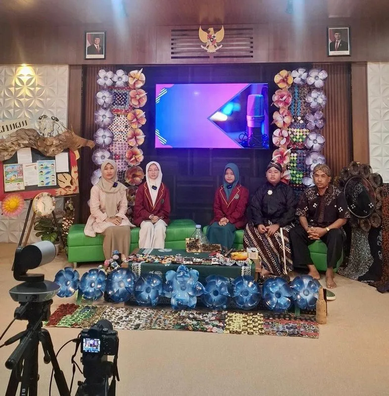 Tampil di Podcast Kemenag Sleman, MTsN 10 Sleman Tebar Inspirasi Daur Ulang Sampah