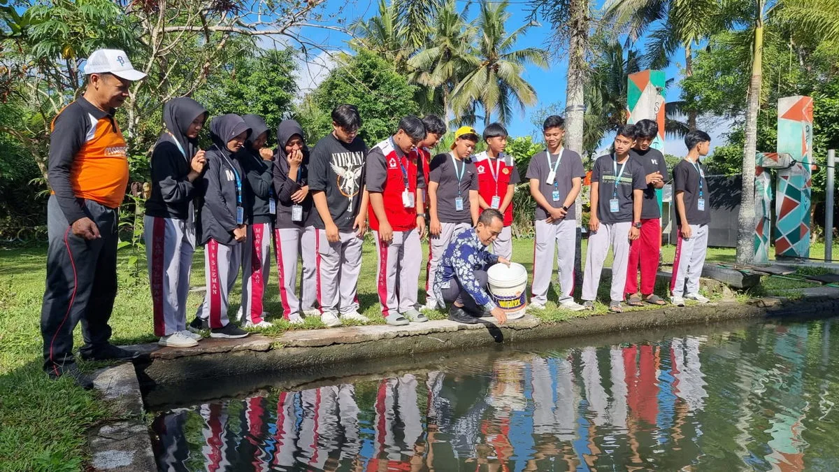 Civitas Akademika MAN 4 Sleman Tebar Ikan, Wujudkan Aksi Nyata Ecotheologi