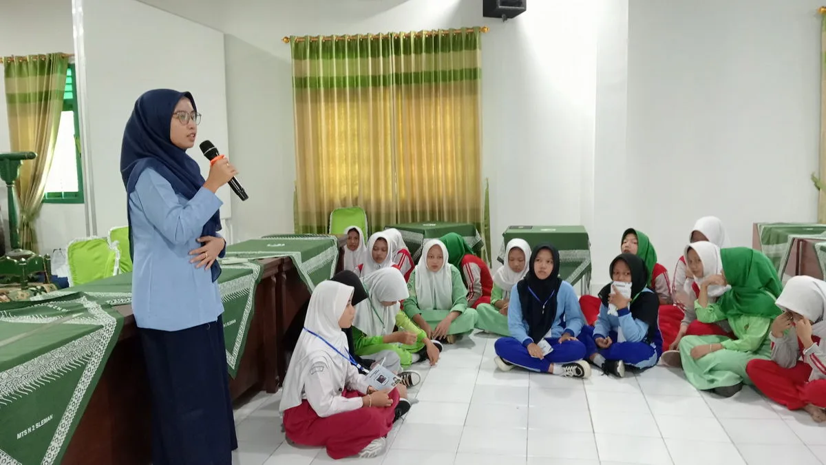 Kegiatan Keputrian: Siswa Putri MTsN 2 Sleman Bahas “Pergaulan Islami”