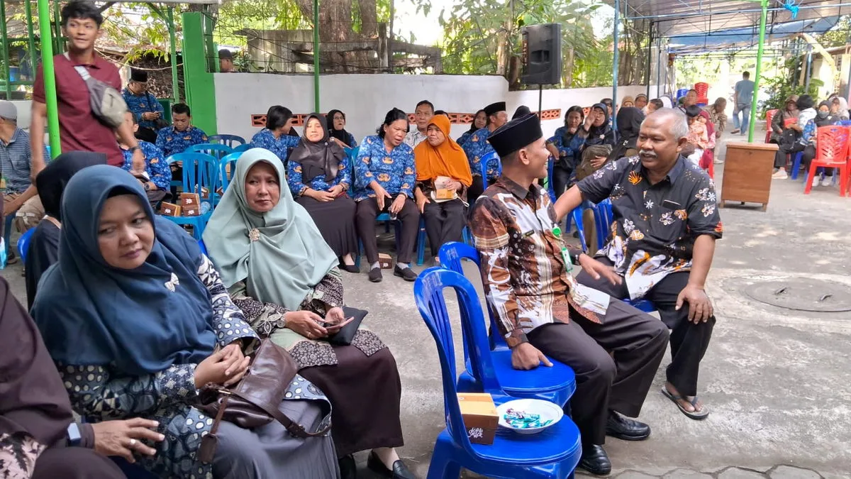 Keluarga Besar MTsN 8 Sleman Laksanakan Takziyah ke Rumah Duka Dari Ayahanda Muhammad Jafron