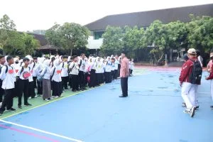 Kepala MTsN 8 Sleman Beri Arahan kepada Murid Baru Sebelum Outing Class
