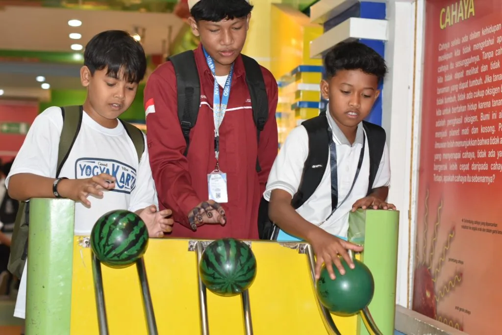 Mengenal Sains dengan Cara Menyenangkan, Siswa Baru MTsN 8 Sleman Kunjungi Taman Pintar