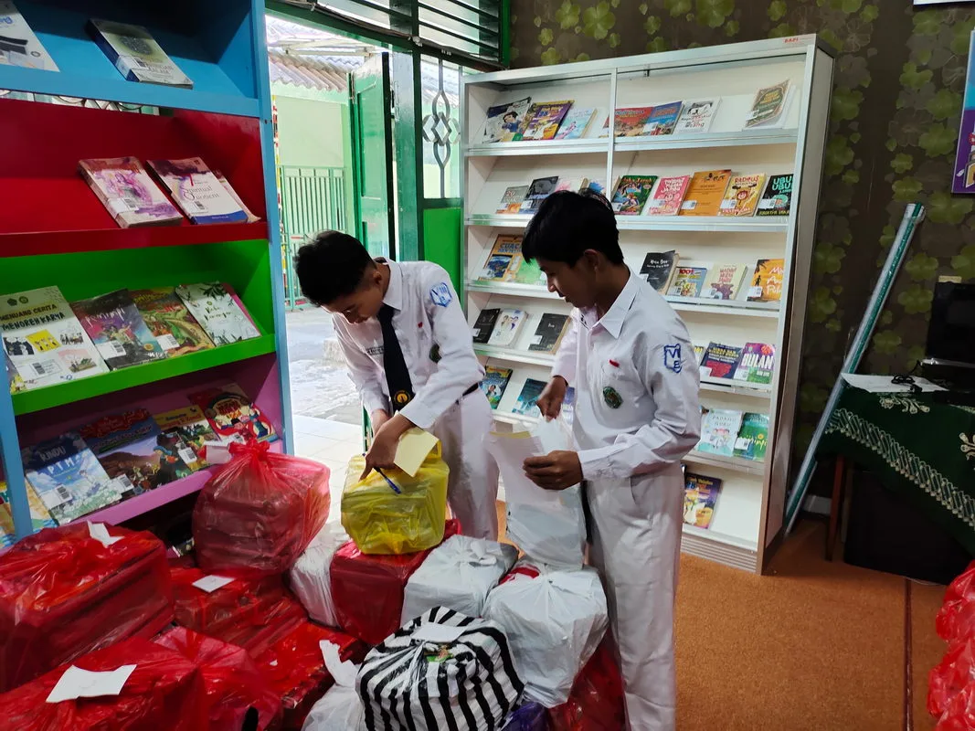 Perpustakaan Daarus Saqofah Bagikan Buku Paket kepada Siswa MTs Negeri 3 Sleman