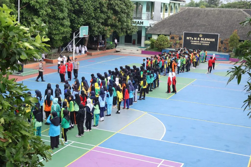 Polsek Prambanan Latih PBB Siswa Baru MTsN 8 Sleman dalam MATSAMA