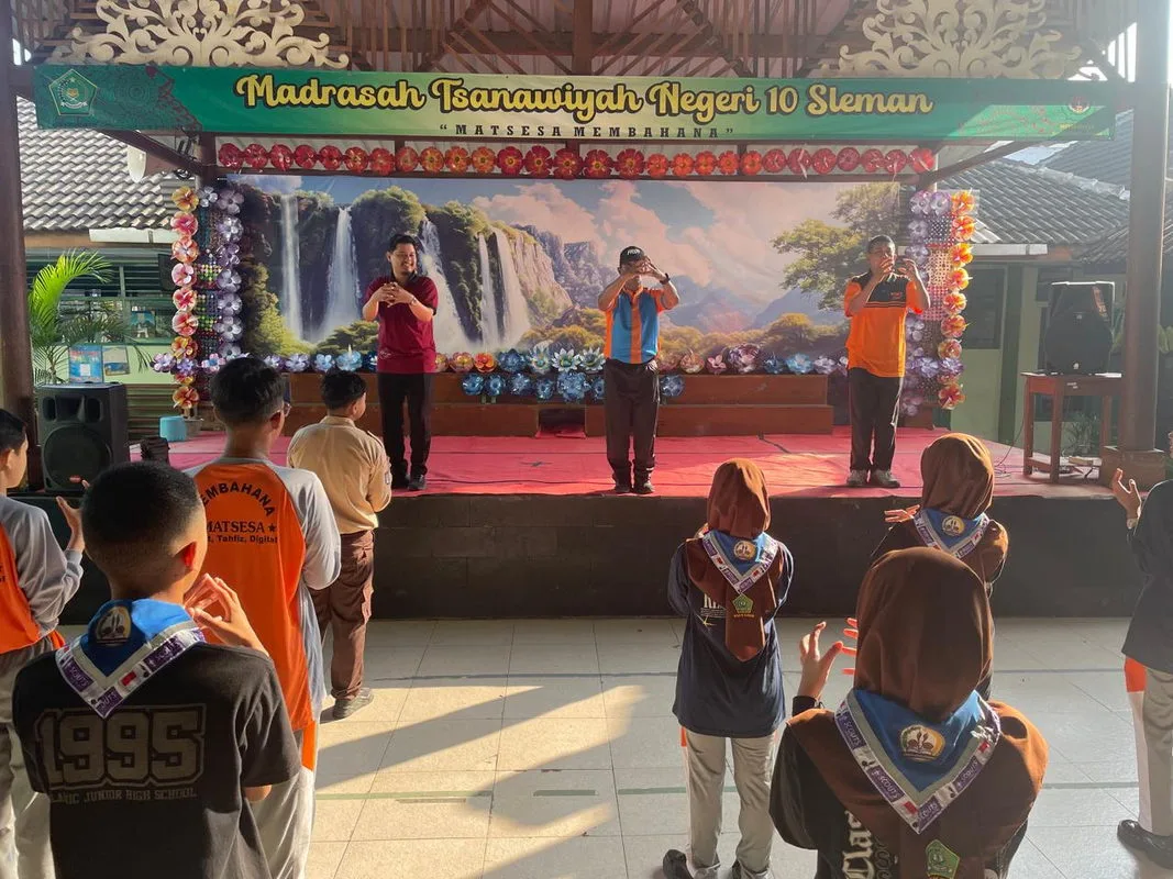 Senam Pagi MTsN 10 Sleman Dorong Warga Madrasah Hidup Sehat