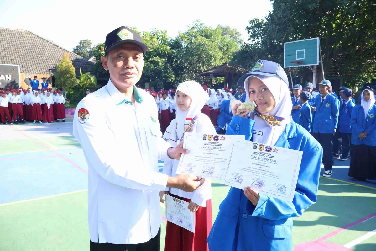 Putri Meirandy Damarjati Sumbang Dua Medali untuk MTsN 8 Sleman di Kejuaraan Karate Piala Kapolda DIY 2025