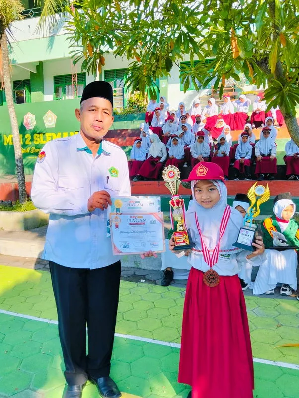 Semangat Kompetisi, Kepala MIN 2 Sleman Serahkan Penghargaan Pada Siswa Juara Lomba Matematika dan Hafalan