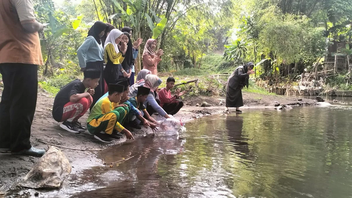 Siswa Baru MTsN 9 Sleman Dukung Sekolah Adiwiyata dengan Tebar Ratusan Benih Ikan