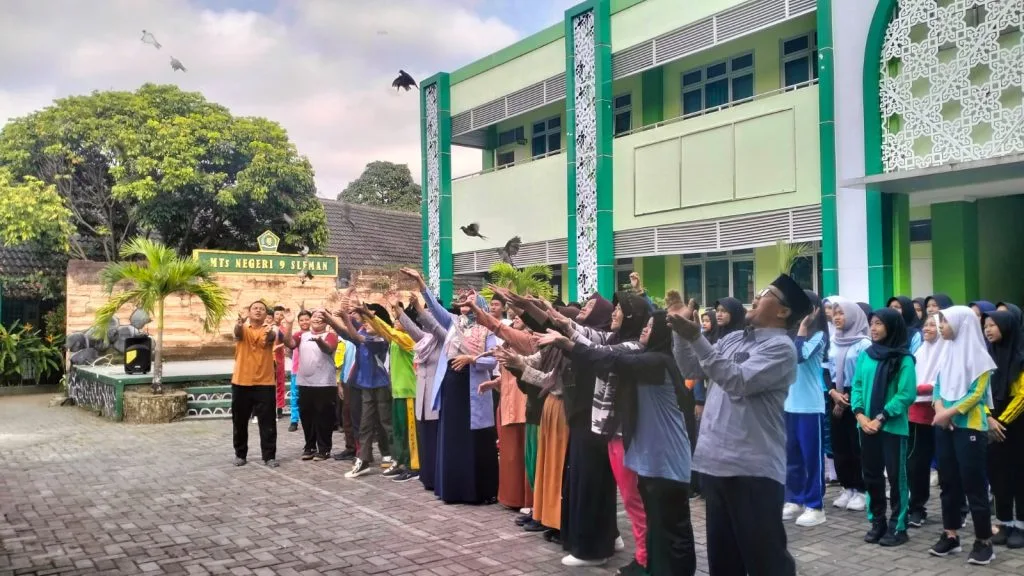 Siswa Baru MTsN 9 Sleman Lepas Puluhan Burung ke Alam Bebas sebagai Simbol Kebebasan dan Tanggung Jawab