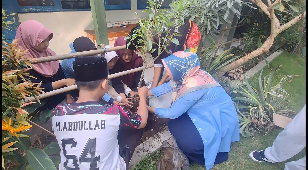 Siswa Baru MTsN 9 Sleman Semangat Lakukan Penghijauan dengan Menanam Pohon di Lingkungan Madrasah