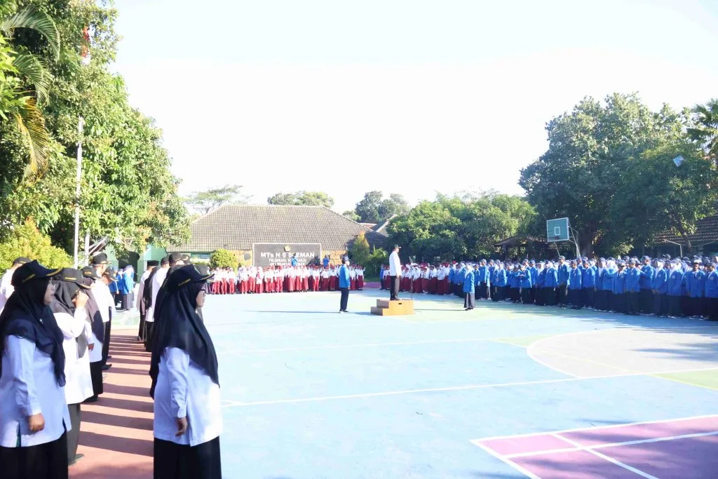 Upacara Bendera MTsN 8 Sleman: Disiplin Waktu, Apresiasi Juara, dan Wajah Baru