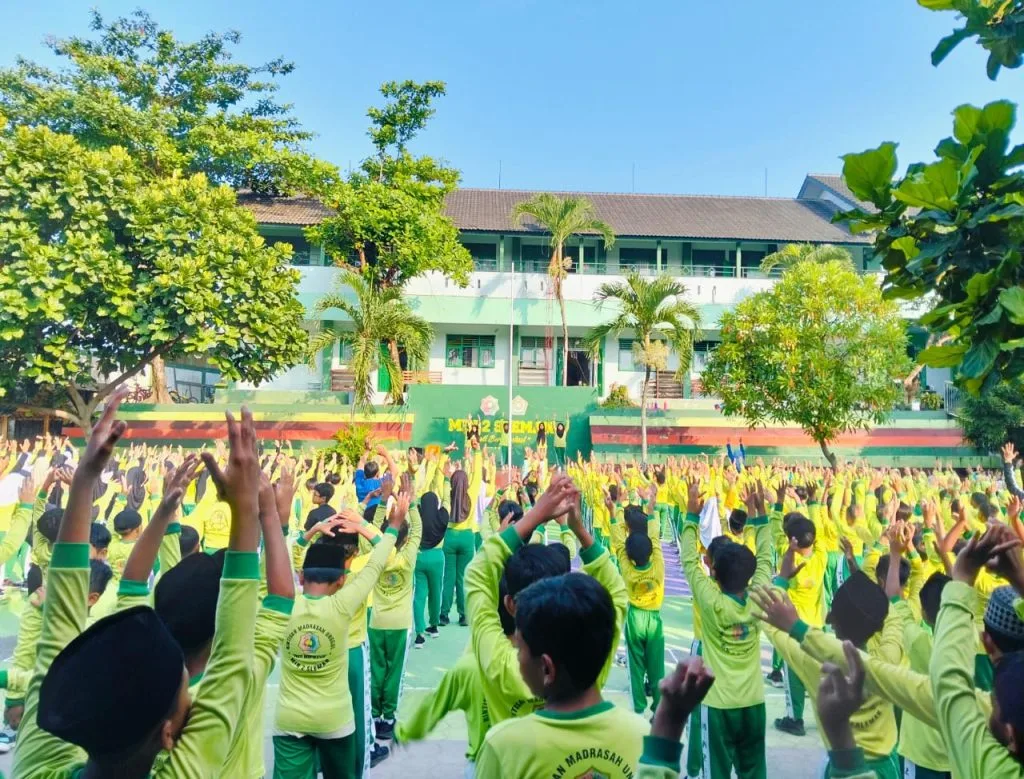 Kebugaran Jasmani, Siswa MIN 2 Sleman Laksanakan Senam Anak Indonesia Hebat Peringati HAN