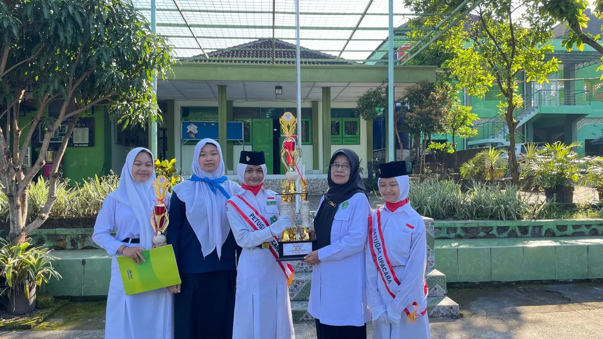 Dua Piala untuk Madrasah! Siswa MTsN 2 Sleman Serahkan Prestasi Membanggakan kepada Kepala Madrasah