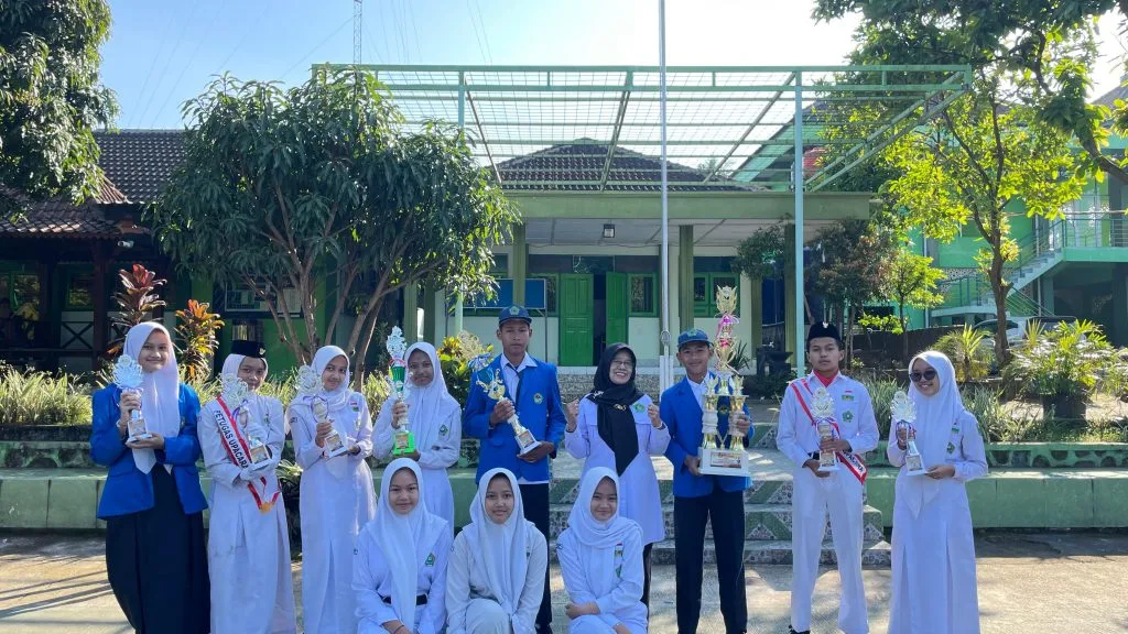 Madrasah Juara! Piala Bergilir CDB Open 2025 Resmi Diserahkan ke Kepala Madrasah