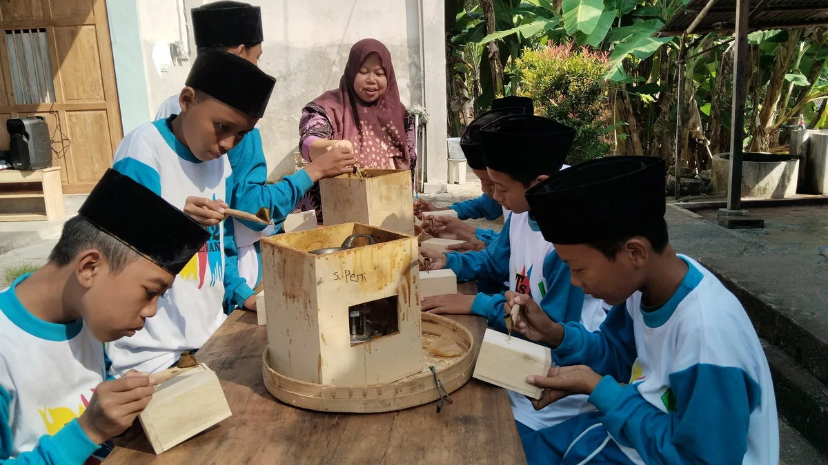 MTsN 2 Sleman Gelar Character Building Seru di Sinau Batik Krebet dan Studio Alam Gamplong