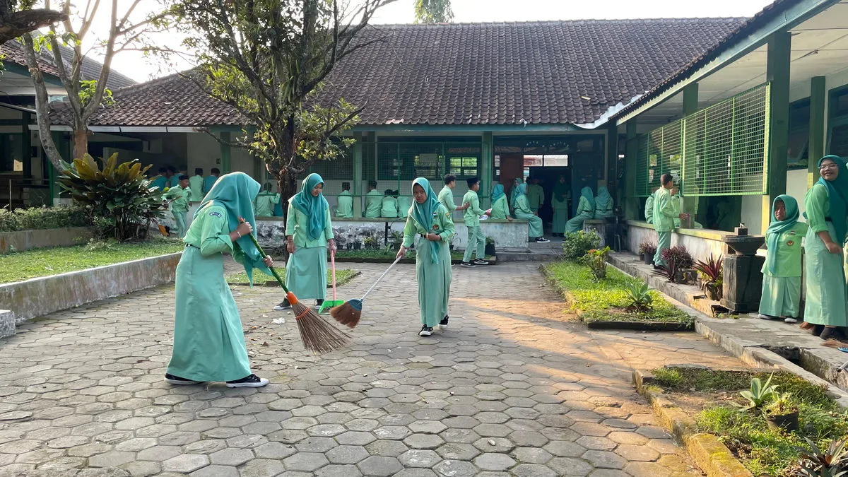 MTsN 2 Sleman Gelar Kegiatan Jumat Bersih, Wujudkan Lingkungan Madrasah yang Asri