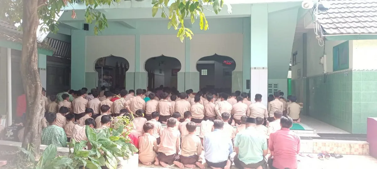 Sholat Jumat Rutin MTsN 8 Sleman: Menghidupkan Hati Lewat Khutbah yang Menyentuh