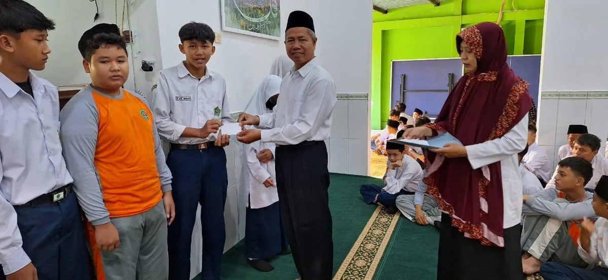 Tebar Peduli, MTsN 10 Sleman Salurkan Santunan Anak Yatim