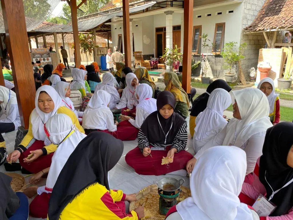 Batik Kayu jadi Media Belajar, MTsN 4 Sleman Outing Edukatif ke Desa Wisata Krebet