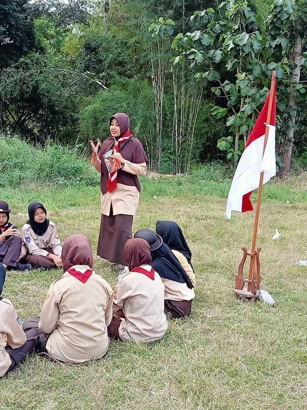 Jelang Ujian Penggalang Rakit Kak Ika Berikan Penjelasan kepada Anggota Pramuka Putri MTsN 8 Sleman
