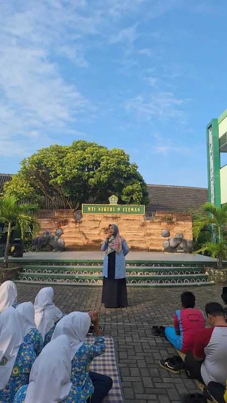 Jum’at Ceria MTsN 9 Sleman Dimeriahkan dengan Perpisahan Guru Mutasi dan Sambutan Guru Baru