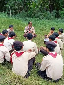 Kak Bambang Berikan Pembekalan kepada Calon Peserta Ujian Penggalang Rakit di MTsN 8 Sleman