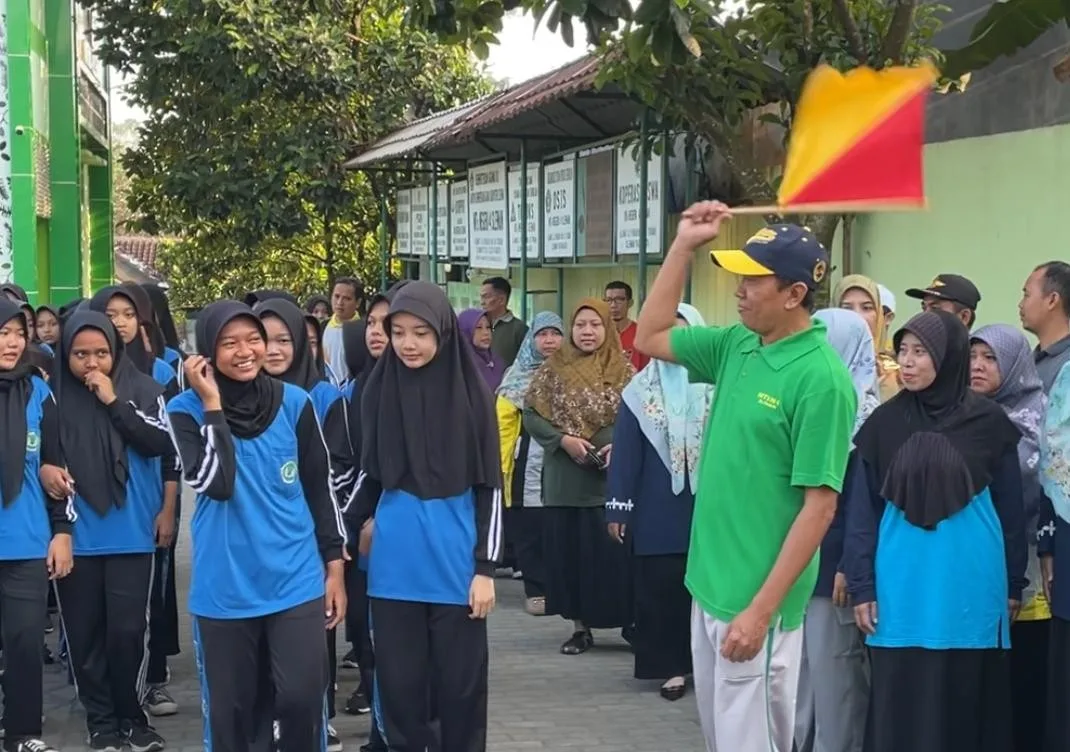 MTsN 4 Sleman Warnai HAN 2025 dengan Jalan Sehat