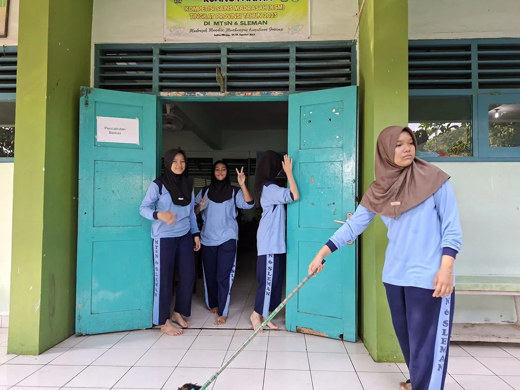 MTsN 6 Sleman Upayakan Lingkungan Sehat dengan Jumat Bersih