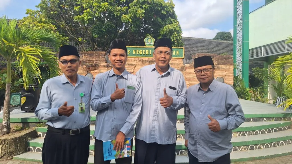 MTsN 9 Sleman Lepas Guru Bahasa Indonesia yang Penuh Dedikasi