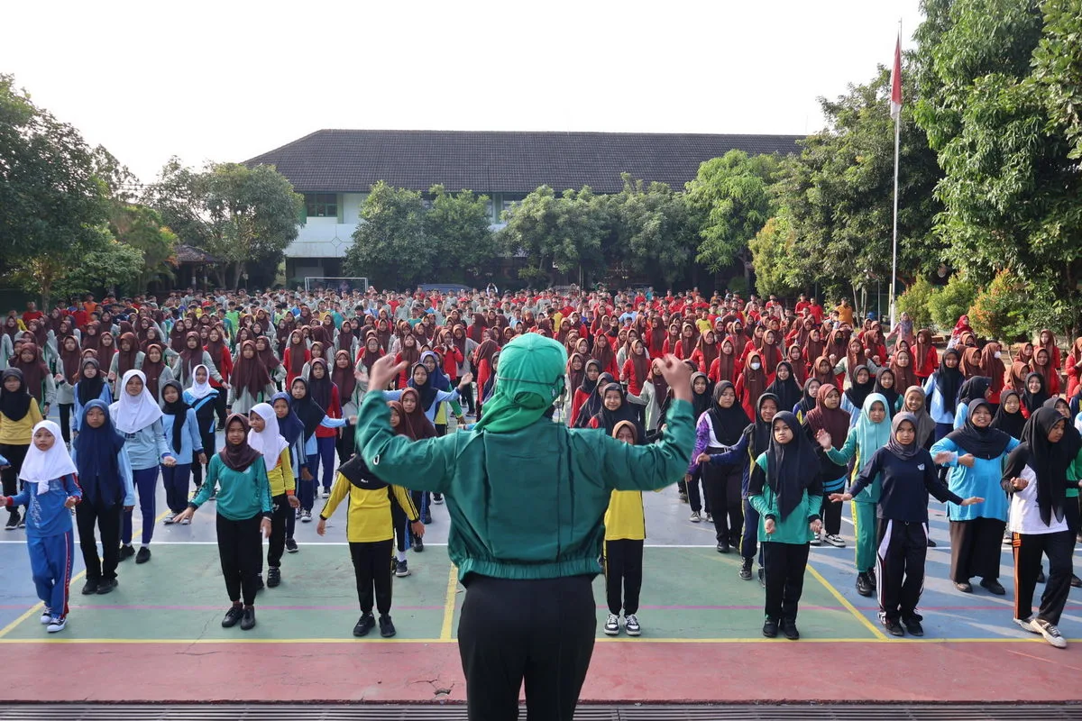 Senam Massal Warnai Jumat Sehat di MTsN 8 Sleman