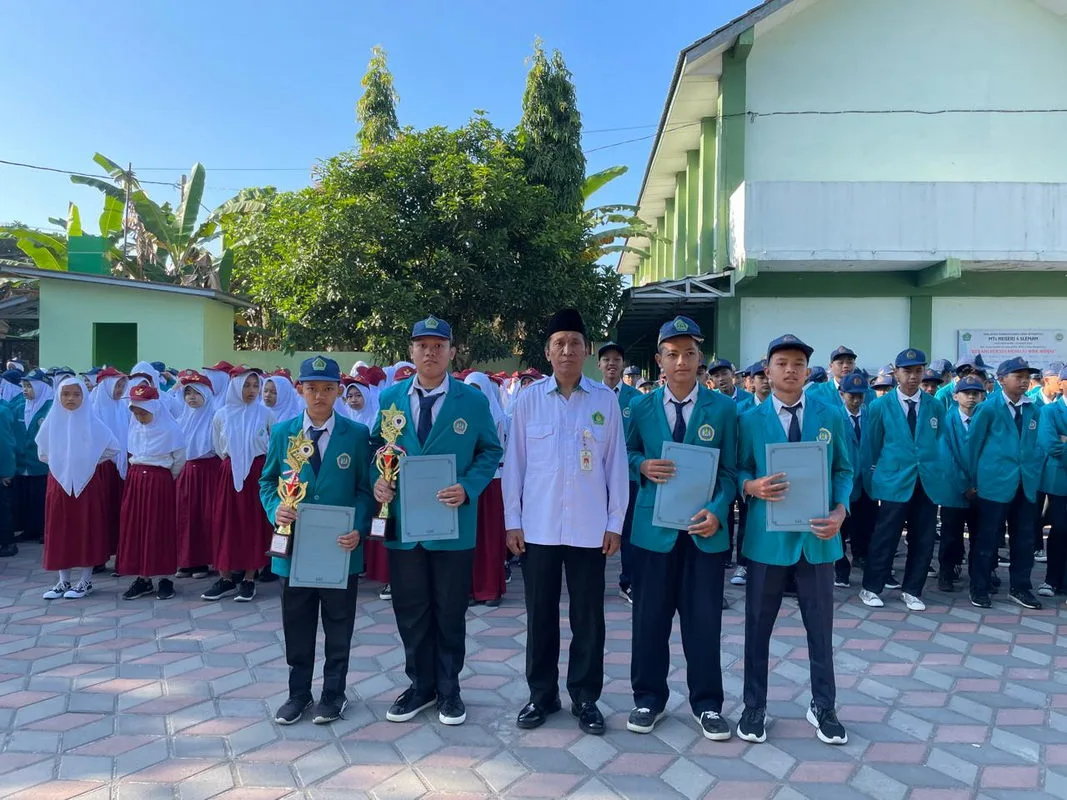 Sukses di Berbagai Kejuaraan, MTsN 4 Sleman Beri Penghargaan bagi Murid Berprestasi
