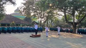 Bawa Bekal dan Jaga Kebersihan, Pesan Penting dalam Upacara Senin MTsN 1 Sleman