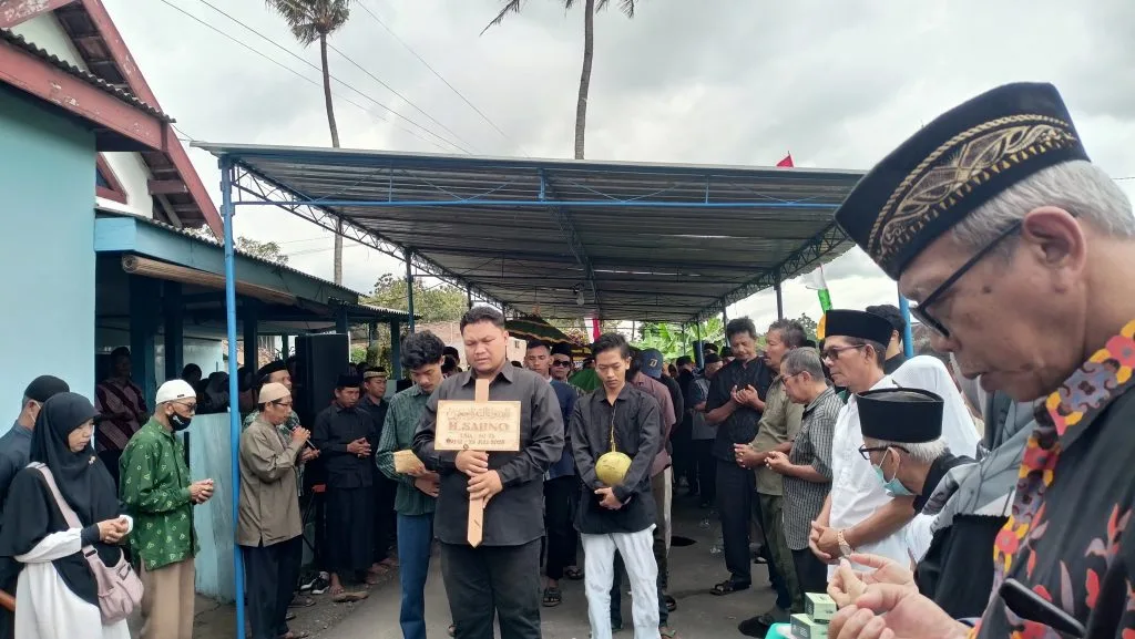 Keluarga Besar MTsN 8 Sleman Takziyah ke Rumah Duka H. Sarno, Ayahanda Rahmanto Nugroho, S.Pd.