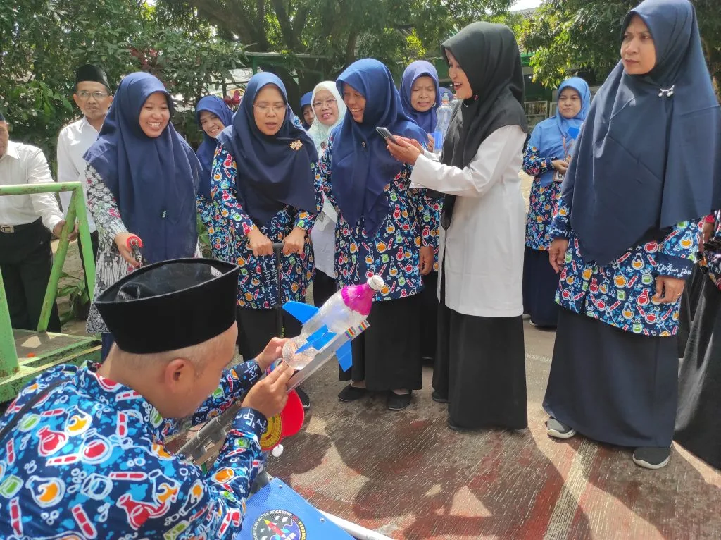MTsN 2 Sleman Jadi Tuan Rumah Workshop Roket Air MGMP IPA se-Kabupaten Sleman