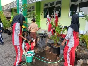 MTsN 9 Sleman Adakan Jum’at Bersih Bersihkan Lingkungan Madrasah