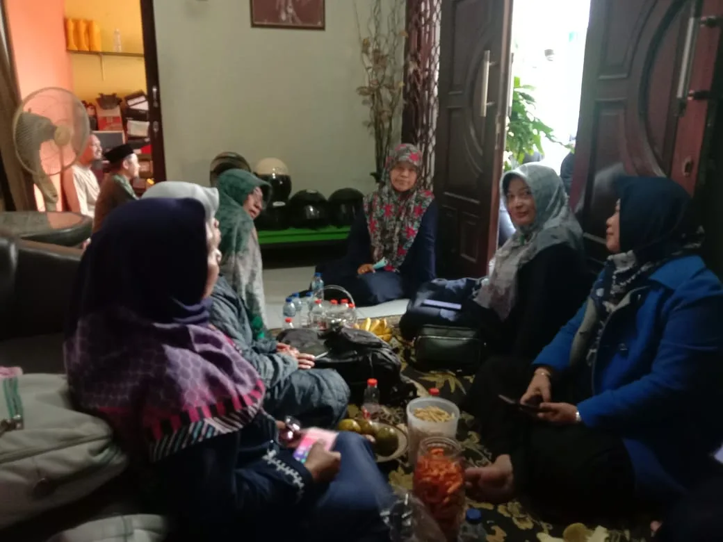 MTsN 9 Sleman Laksanakan Kegiatan Sosial Menjenguk Istri Guru yang Sakit