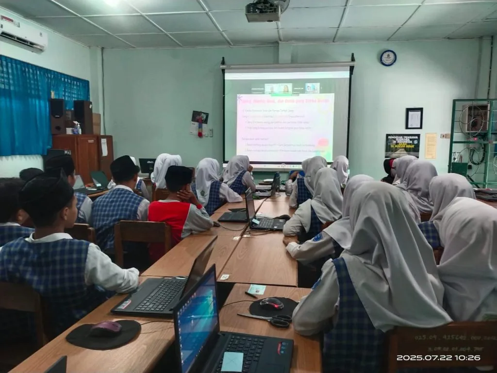 MTsN 9 Sleman Semangat Ikuti Webinar Kesadaran Finansial: Lindungi Anak dari Judol, Pinjol, dan Paylater
