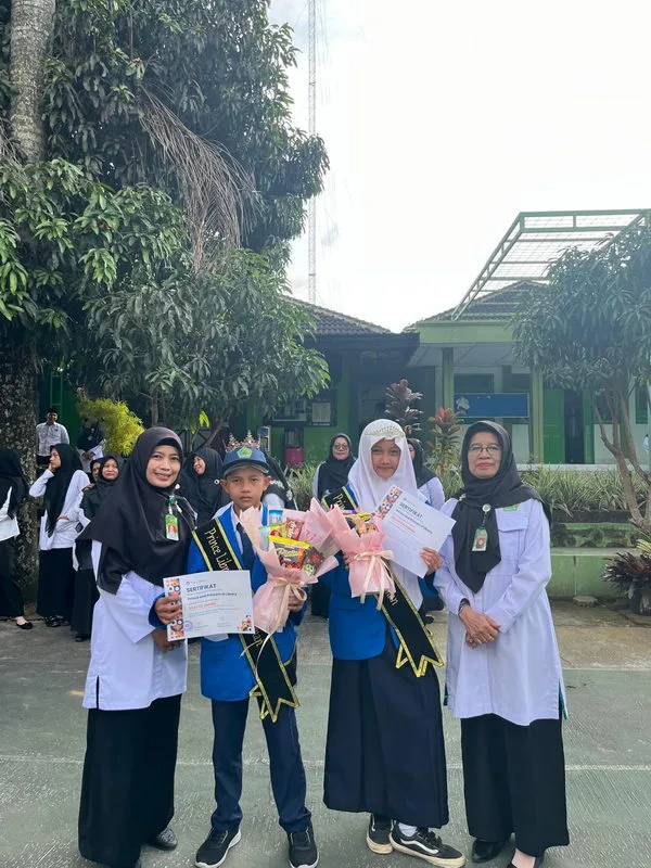 Perpustakaan Masda Sembada MTsN 2 Sleman Berikan Penghargaan Prince dan Princess Literasi