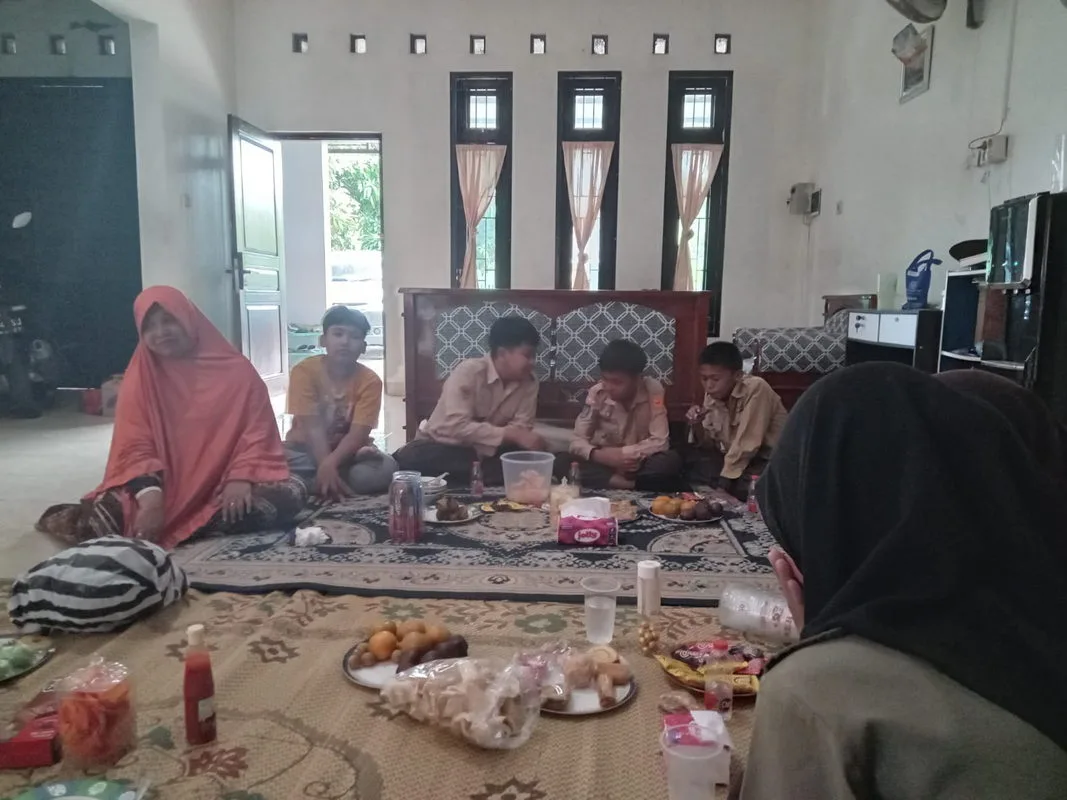 Siswa dan Guru Kelas 7A MTsN 8 Sleman Kunjungi Teman yang Sakit, Berikan Doa dan Dukungan