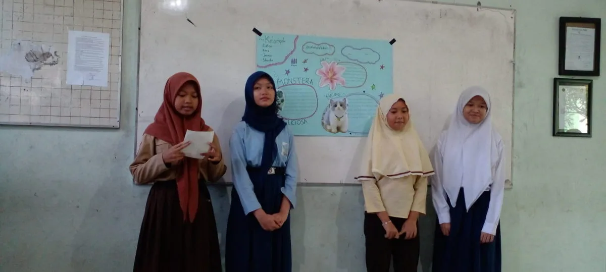Siswa MTsN 9 Sleman Antusias Presentasikan Hasil Diskusi Teks Deskripsi