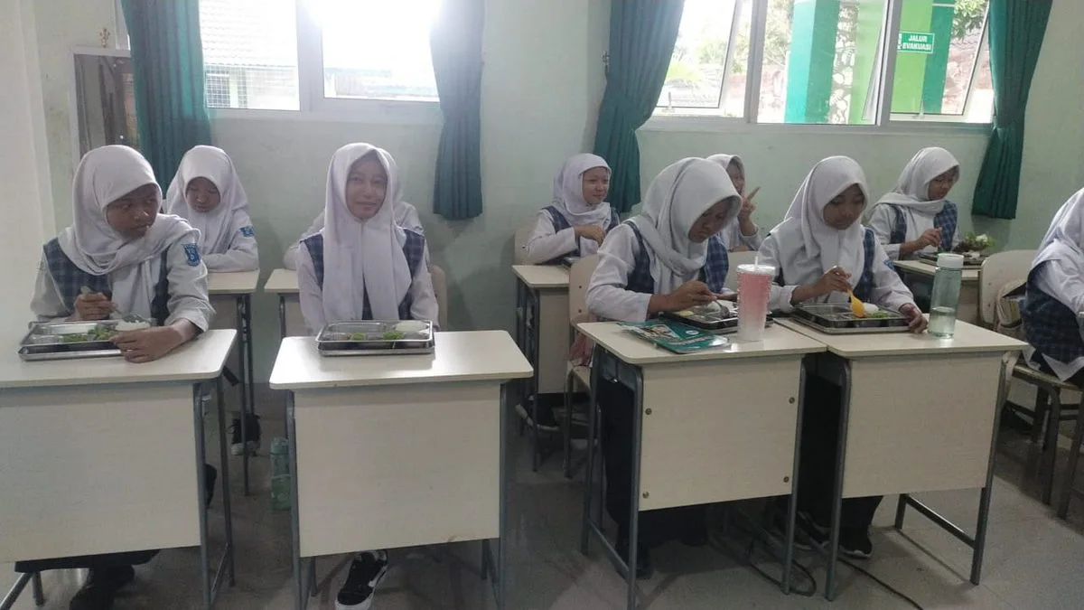 Siswa MTsN 9 Sleman Nikmati Makan Bergizi Gratis di Kelas
