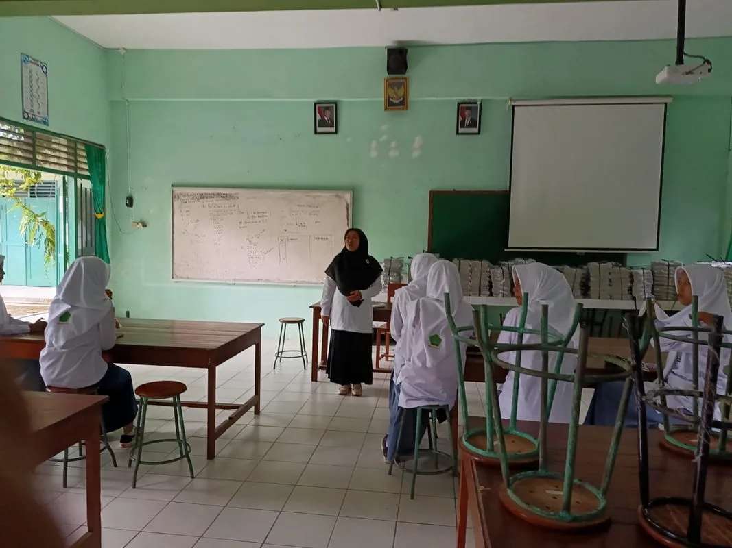 Siswi MAN 5 Sleman Ikuti Kajian Keputrian Saat Zuhur Berjamaah