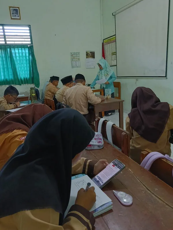 Asah Kemampuan Menulis, Siswa MTsN 4 Sleman Ringkas Berita dari Portal Online