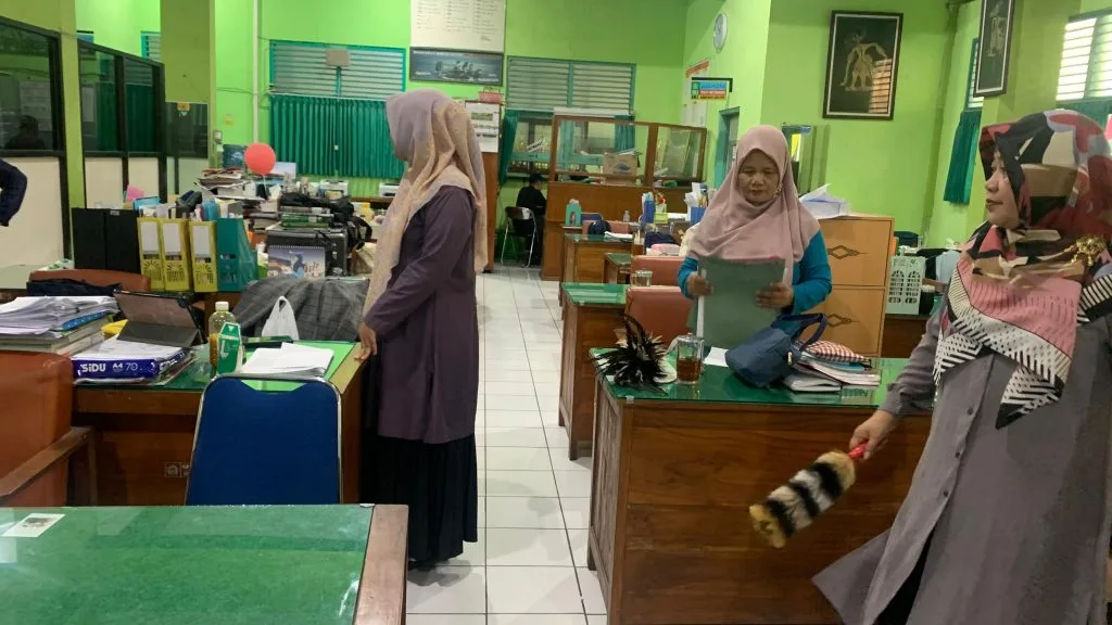 Ciptakan Lingkungan Madrasah yang Bersih dan Nyaman, MAN 3 Sleman Lakukan Kerja Bakti Bersama