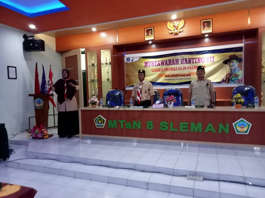 Kak Ika, Pembina Pramuka MTsN 8 Sleman Tampil sebagai Dirigen pada Pembukaan Musran Kwaran Prambanan
