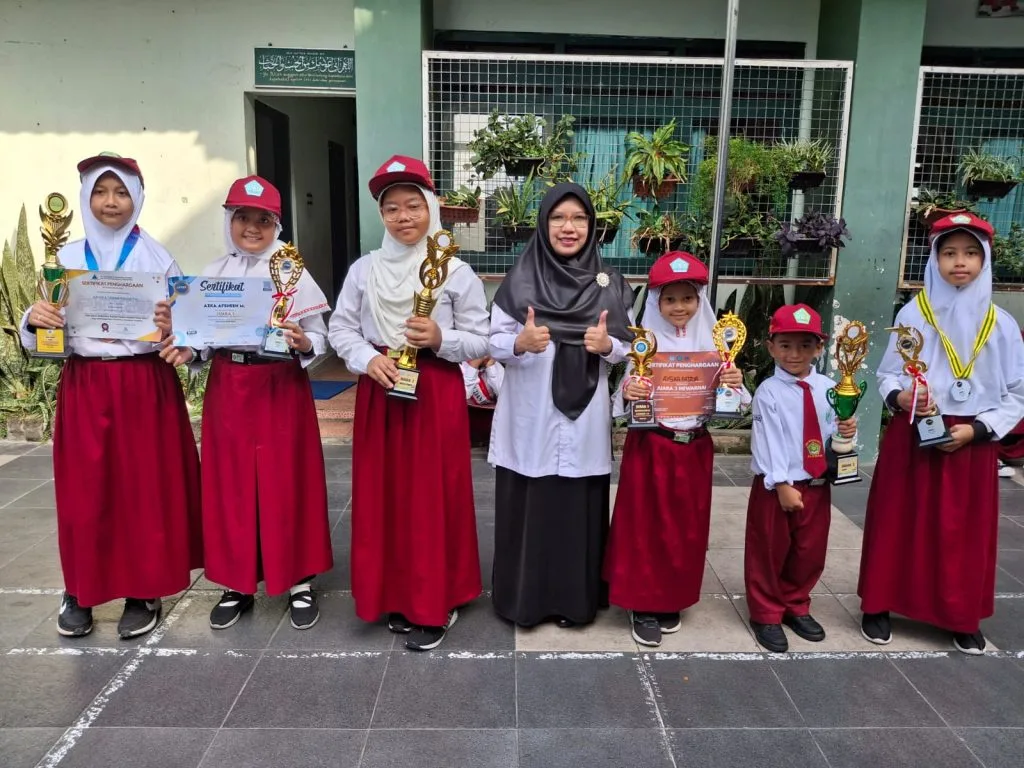 Pembagian Hadiah Prestasi Siswa MIN 1 Sleman Meriahkan Upacara Bendera Senin Pagi