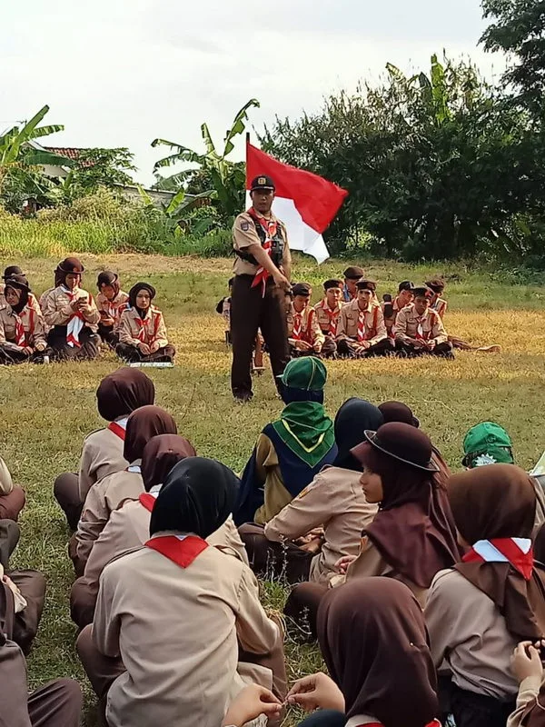 Pembina Pramuka MTsN 8 Sleman Beri Teori Dasar PBB dengan Gaya Santai dan Menghibur