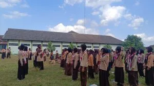 Penggalang Putri MTsN 8 Sleman Tunjukkan Semangat Tinggi dalam Latihan PBB